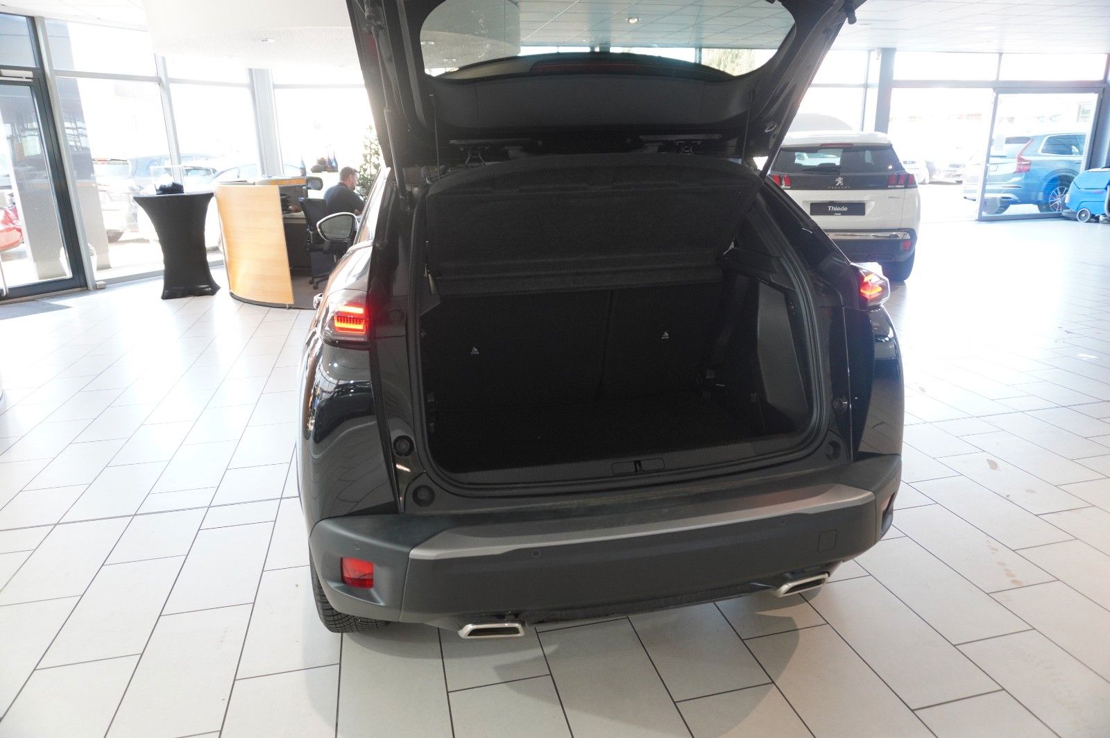 Fahrzeugabbildung Peugeot 2008 1.2 HYBRID ALLURE E-DSC NAVI/LED/SPORT/VIRT
