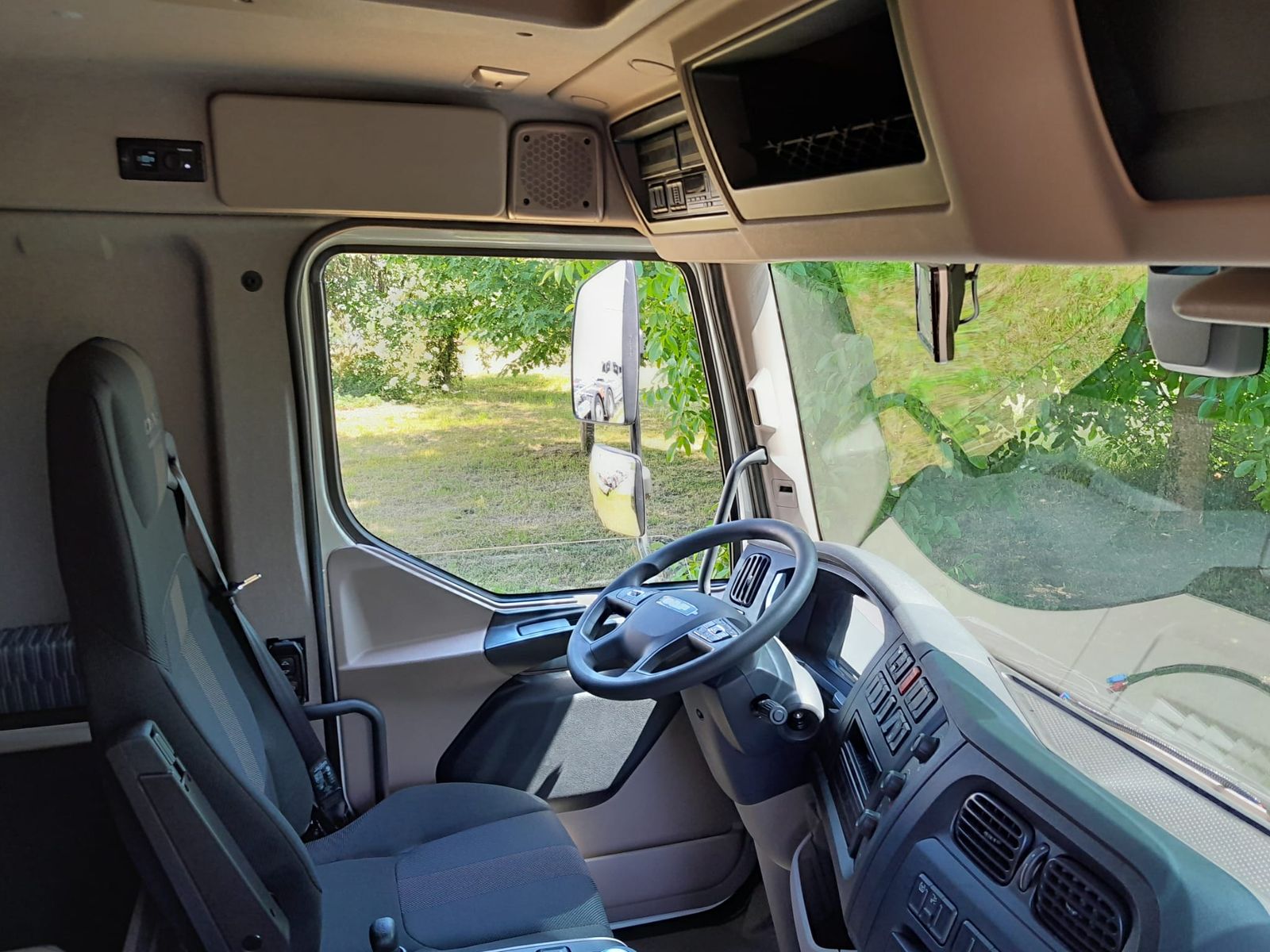 Fahrzeugabbildung DAF FA XB 290 16t Swing-Board-Aufbau