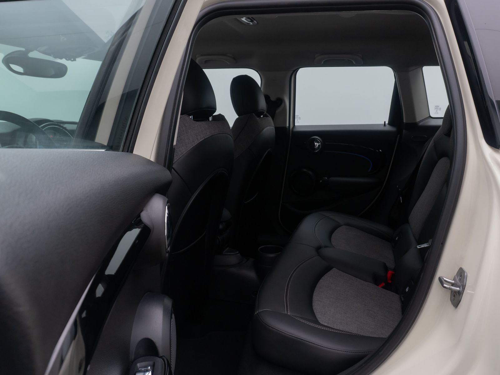 Fahrzeugabbildung MINI ONE ClassicTrim LED Navi Komfort Leder DAB Sport