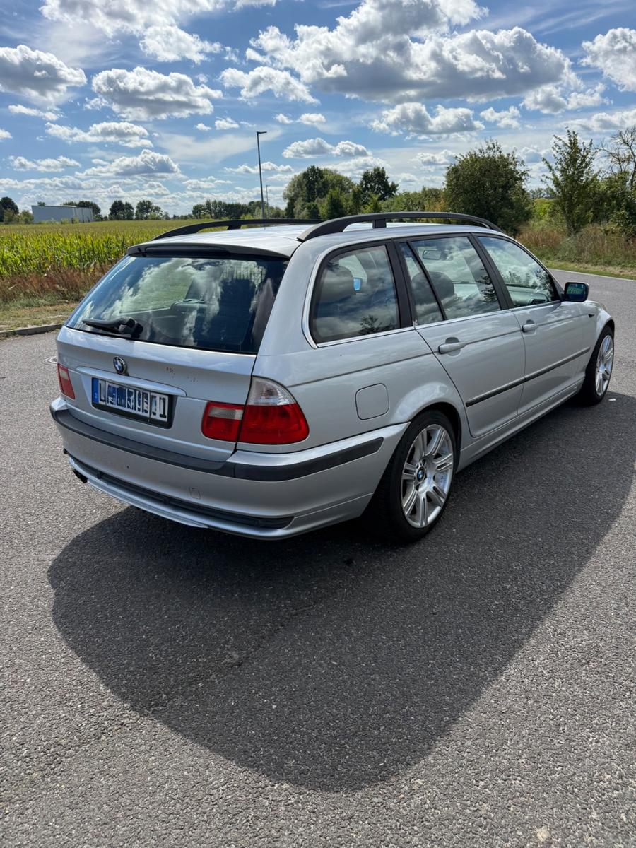 BMW 325 2004 — interior
