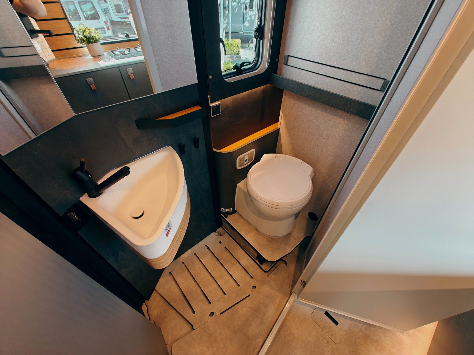 Fahrzeugabbildung HYMER / ERIBA / HYMERCAR VENTURE S 4x4 SANSIBAR® LTD. 1 OF 7 by palmo
