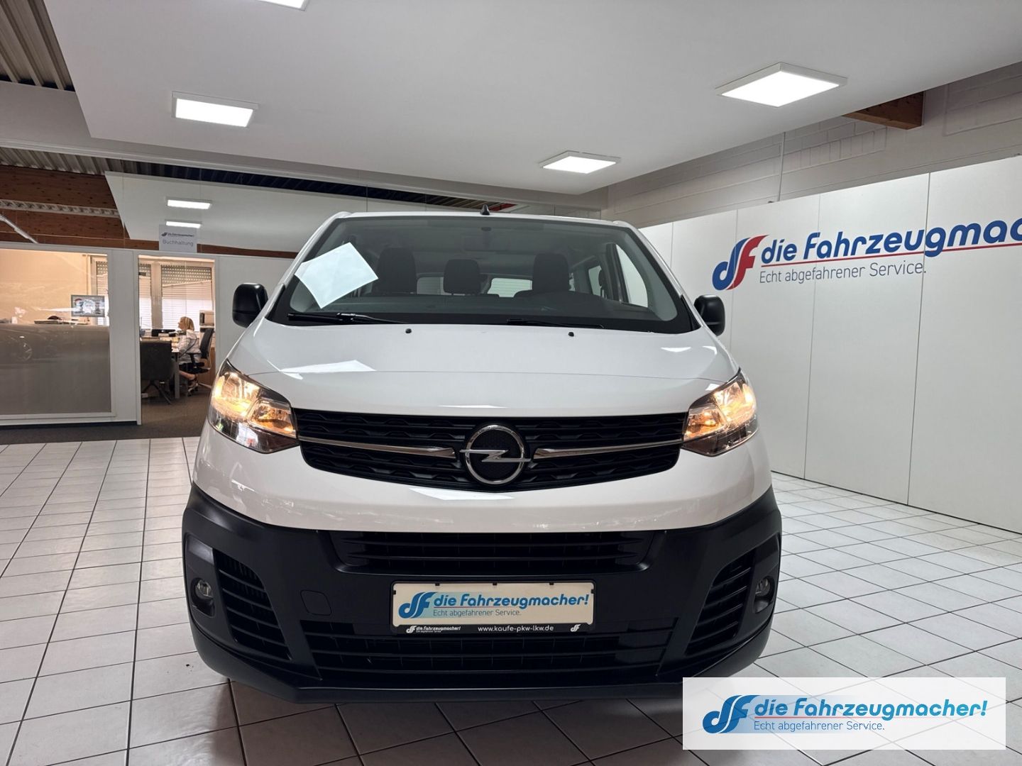Fahrzeugabbildung Opel Vivaro Kombi L 1.5 D EU6d Apple CarPlay Android