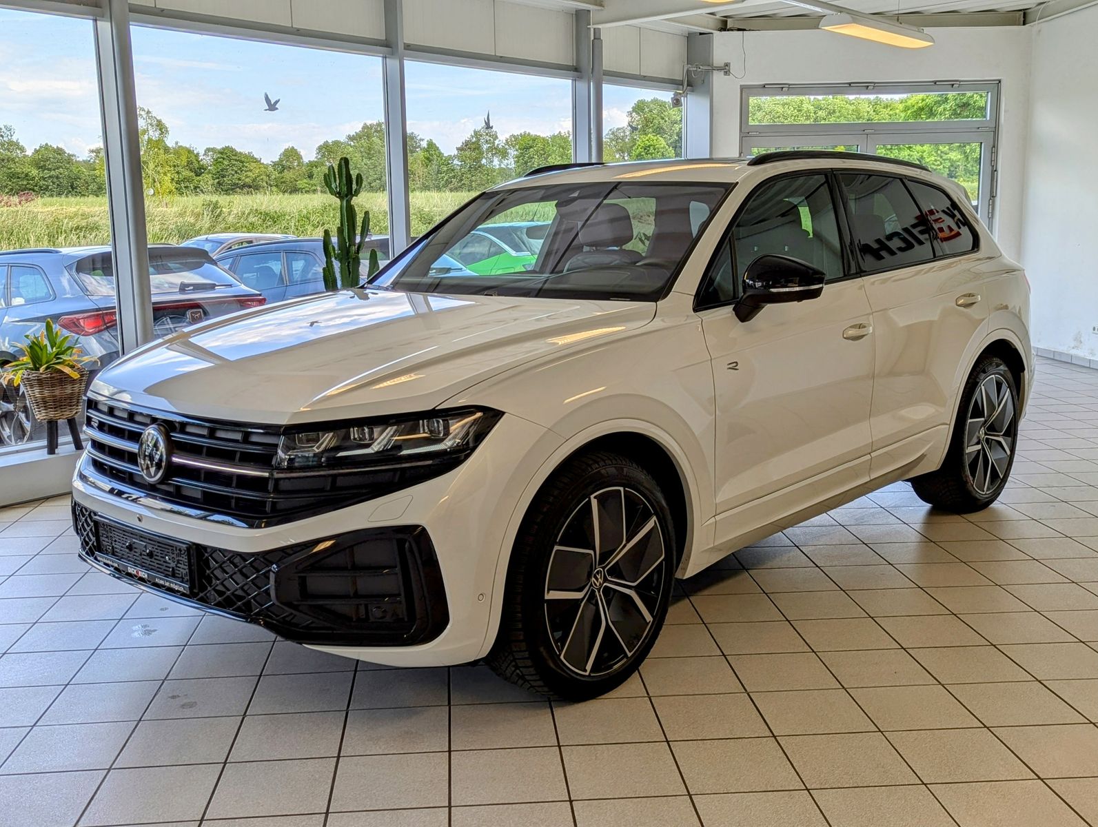 VW Touareg 3.0 TDI 4M R-Line Komfort-Paket UPE 111T - Image 3