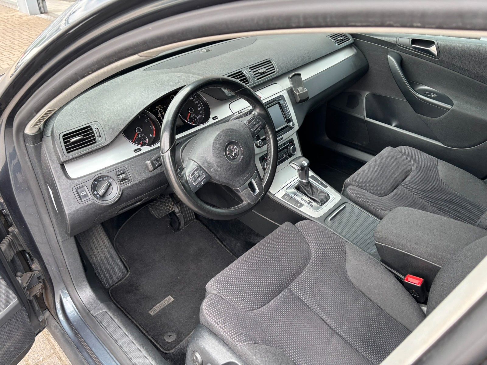 Fahrzeugabbildung Volkswagen Passat Var. 1.4TSI Comf. DSG AHK/TÜV 02-2028/NAV