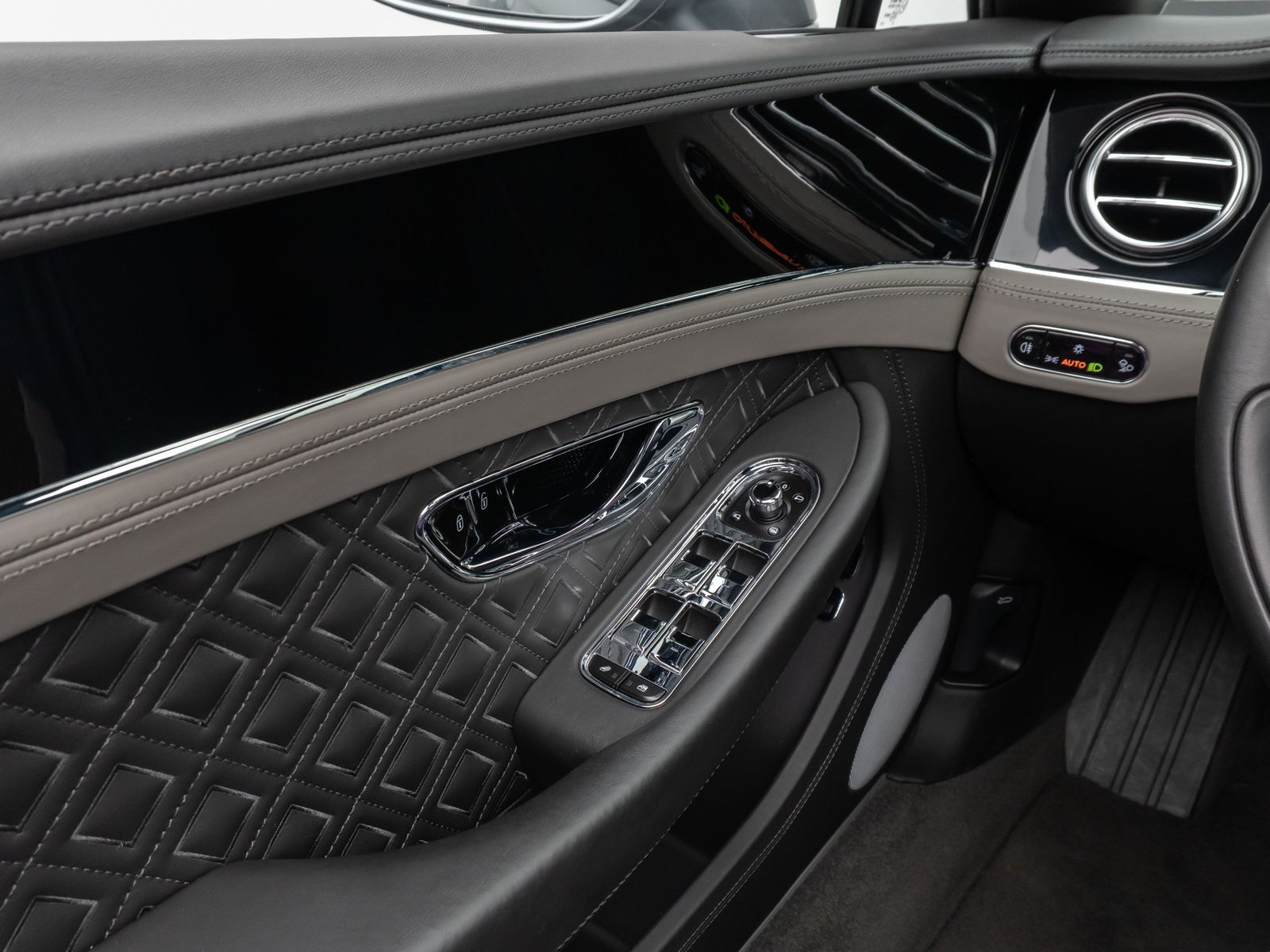 Fahrzeugabbildung Bentley Continental GTC W12 Mulliner 360°HUD NightVision
