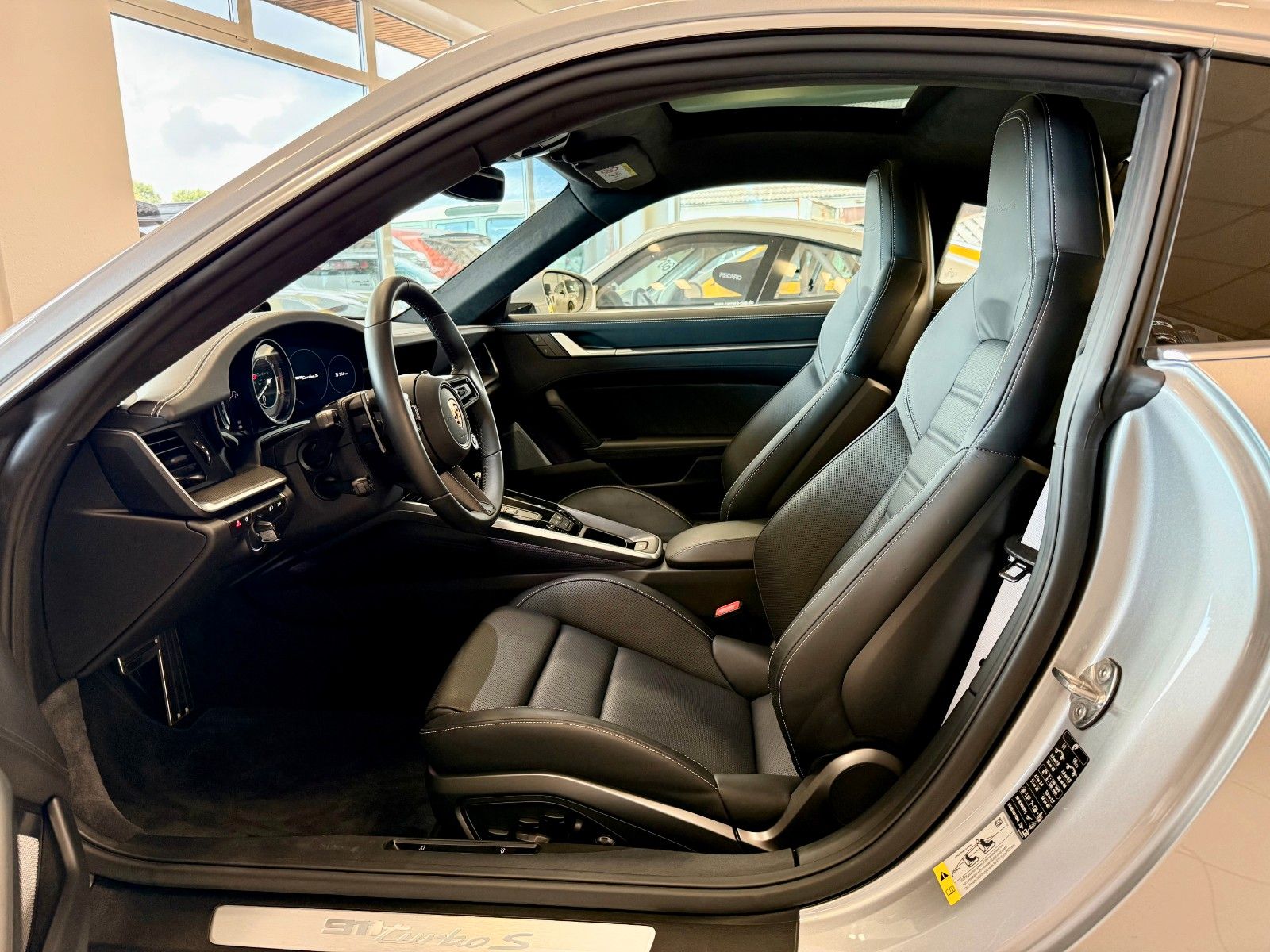 Fahrzeugabbildung Porsche 911 992 Turbo S LIFT/SportDesign/Glasdach/ACC