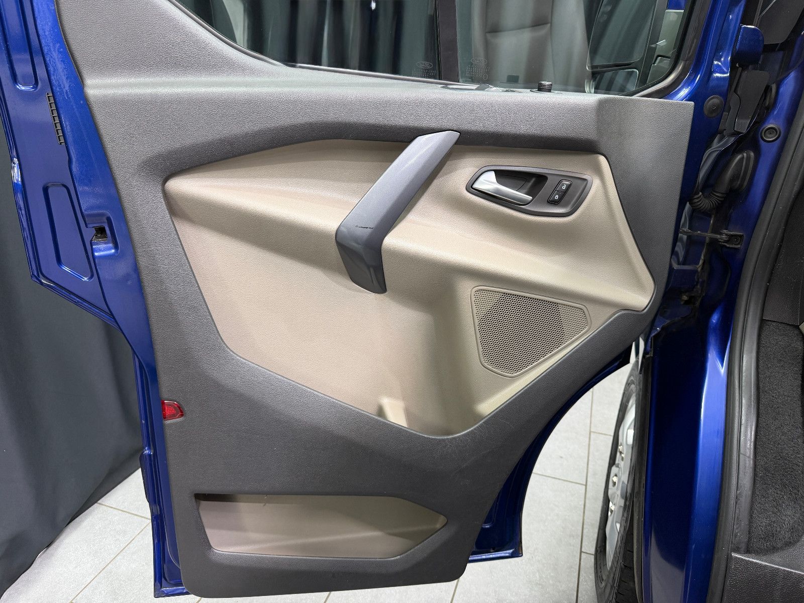 Fahrzeugabbildung Ford Tourneo Custom 300|AC|PDC|NAVI|8-SITZE