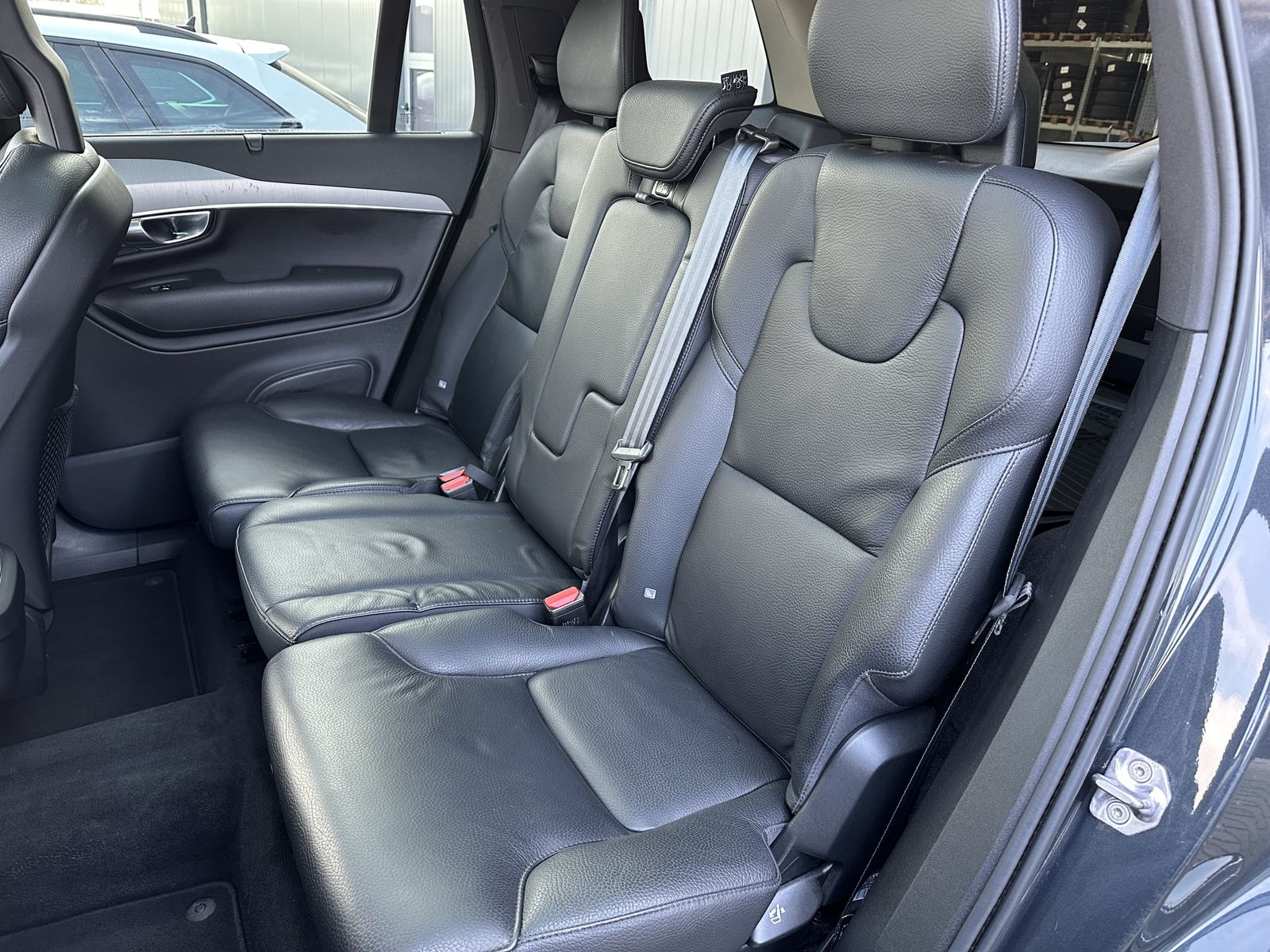 Fahrzeugabbildung Volvo XC90 B5 AWD Momentum Pro NAV+LED+VC+PANO+AHK+H&K