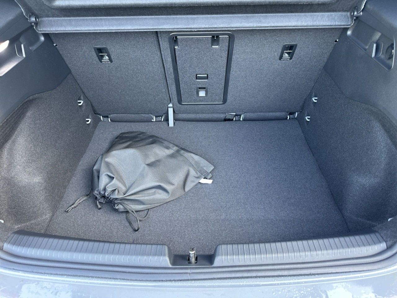 Fahrzeugabbildung CUPRA Born 170 kW Edition Dynamic - mit KI generiert/bearbeitet