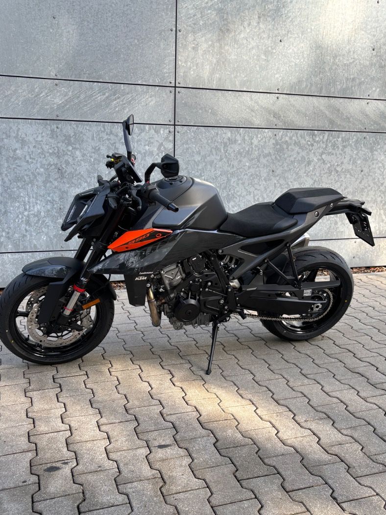 Fahrzeugabbildung KTM 990 Duke Modell 2024