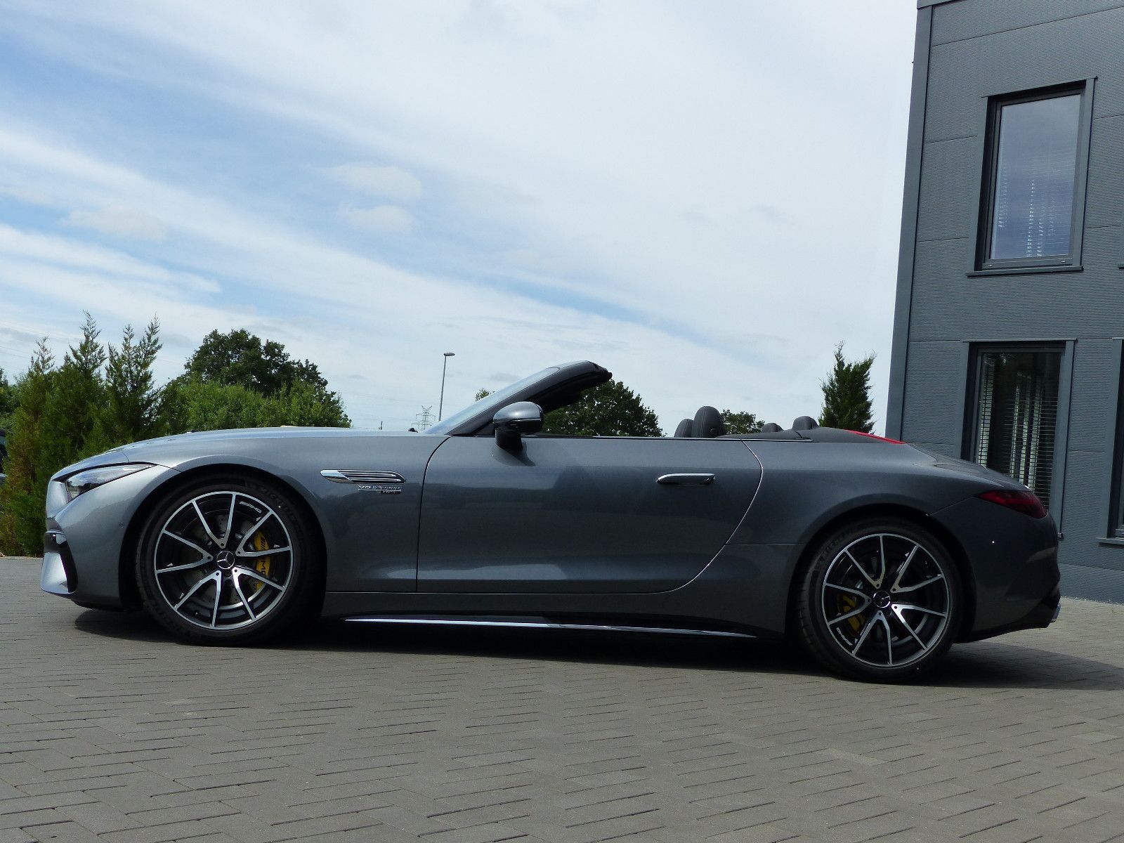 Fahrzeugabbildung Mercedes-Benz SL 63 AMG 4MATIC+ *4000 KM*