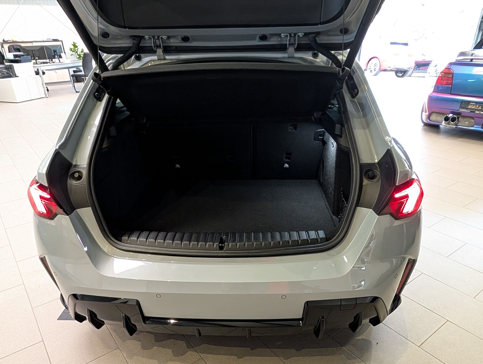 Fahrzeugabbildung BMW 123 i xDrive M-Sport Massag H/K Kamera Pano AHK