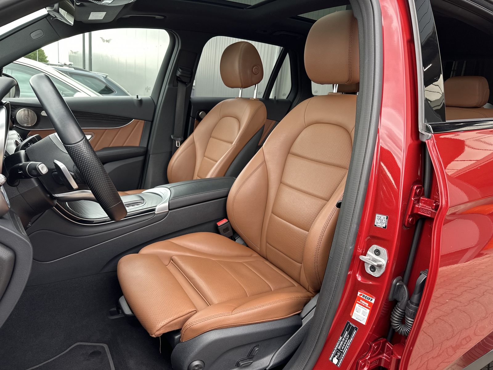 Fahrzeugabbildung Mercedes-Benz GLC 300d 4M AMG-Line NAV+LED+AHK+KAMERA+PANO+DAB