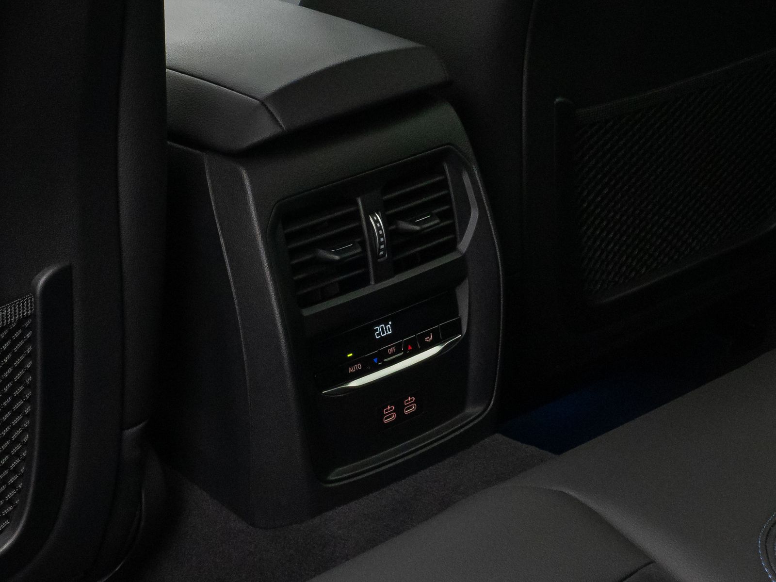 Fahrzeugabbildung BMW 330i M Sport HUD DAB H/K PDC Komfort Alarm 19"