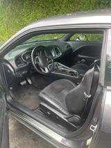 Dodge Challenger mit Sportklappenauspuff - graue Dodge Challenger