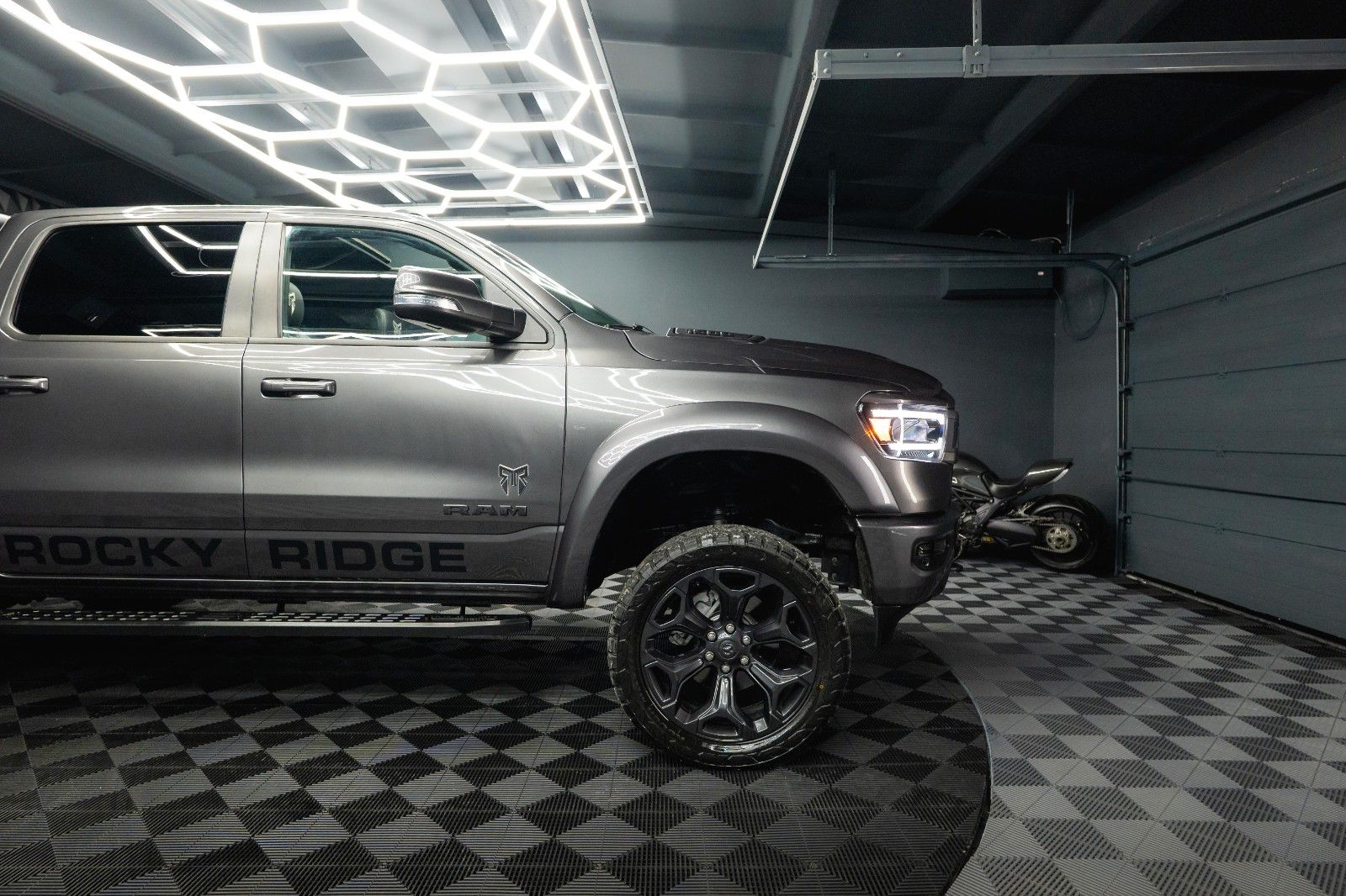 Fahrzeugabbildung Dodge RAM 5.7 V8 HEMI 4x4 ROCKY RIDGE OFFROAD Pano 19%