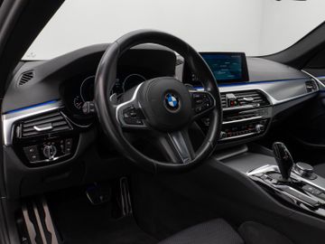 Fahrzeugabbildung BMW 520i Tour M Sport AHK HUD HI-FI  Kamera