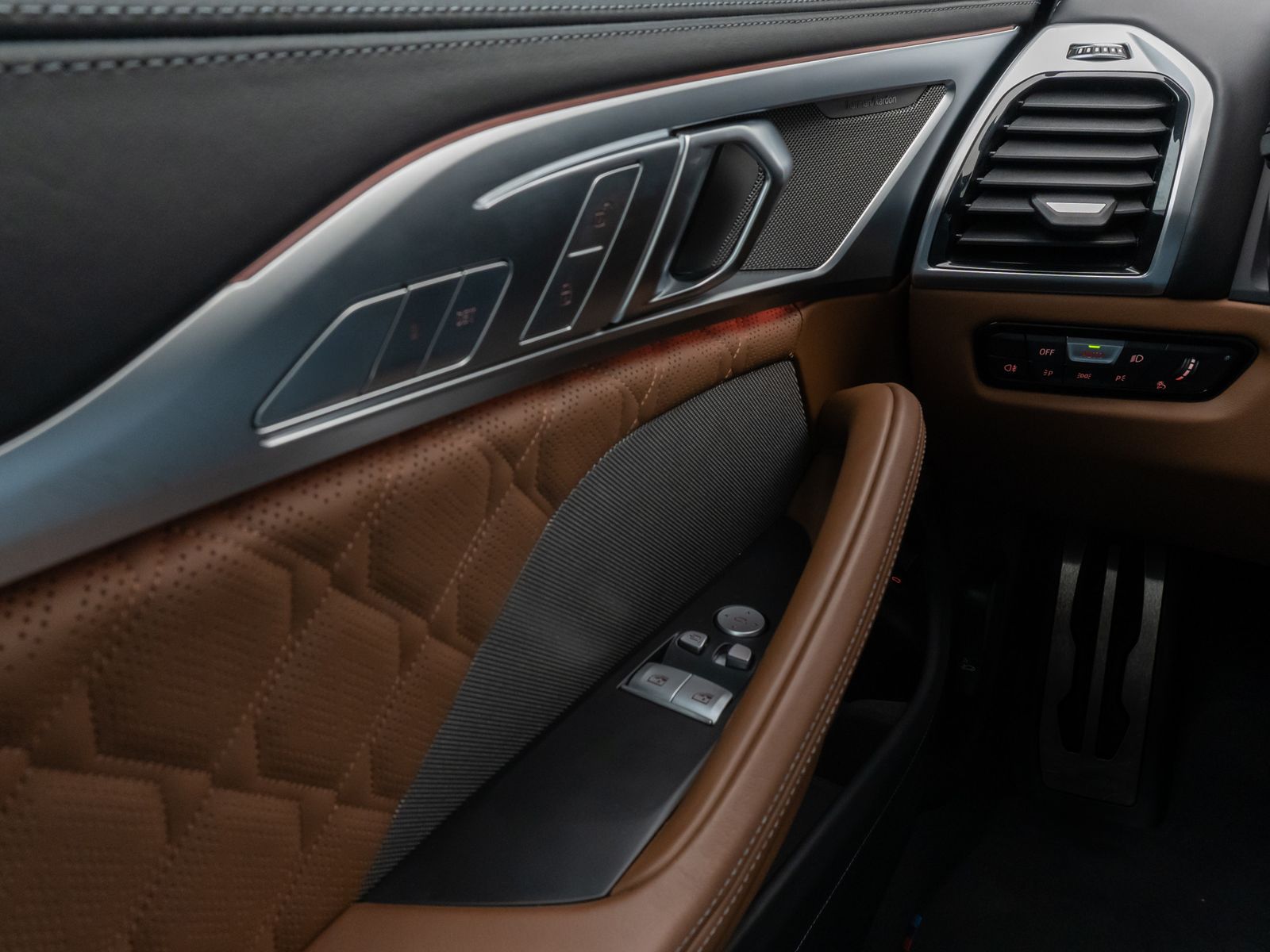 Fahrzeugabbildung BMW M8 Competition xD Coupé 360°Laser SoftCl DispKey