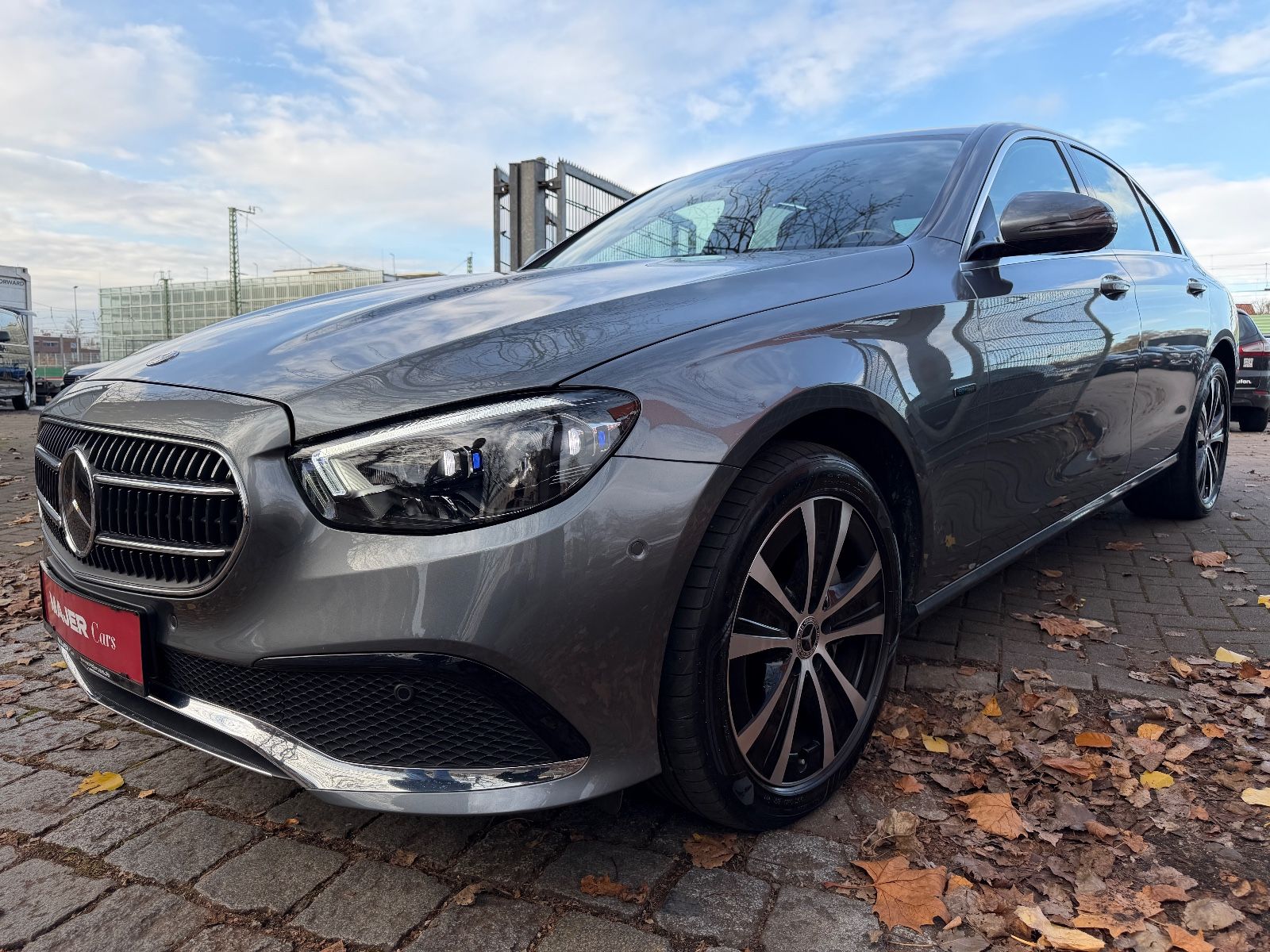 Fahrzeugabbildung Mercedes-Benz E 300e Avantgarde 4Matic*LED*KAMERA*TEILLEDER*