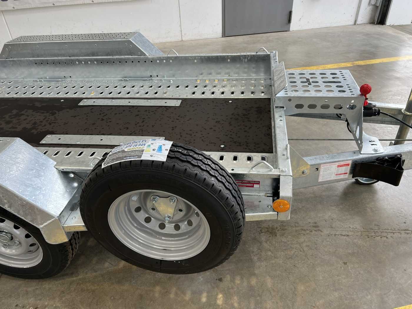 Fahrzeugabbildung Brian James Cargo Digger Plant 2 / Länge: 2.800mm / 2.700kg