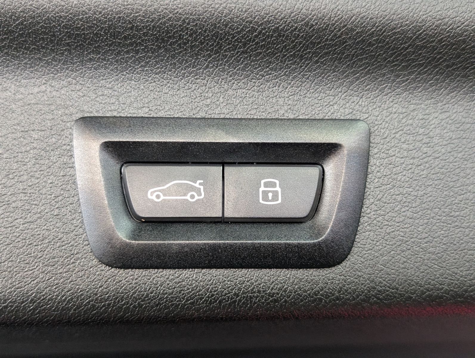 Fahrzeugabbildung BMW X1 18 d sDrive M Sport SHADOW AHK PANO KAM LEDER