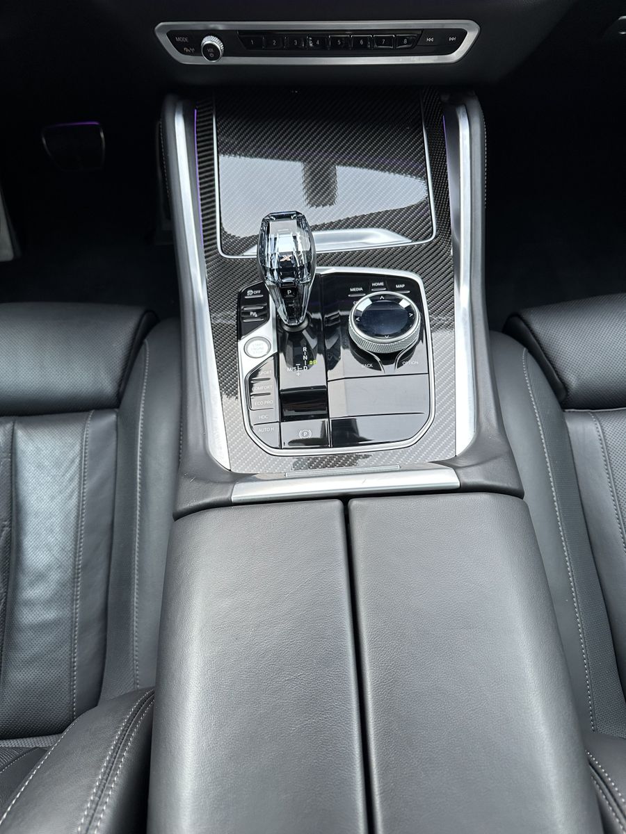 Fahrzeugabbildung BMW X6 xDrive40d M-Sport NAV+LASER+AHK+PANO+HEAD-UP