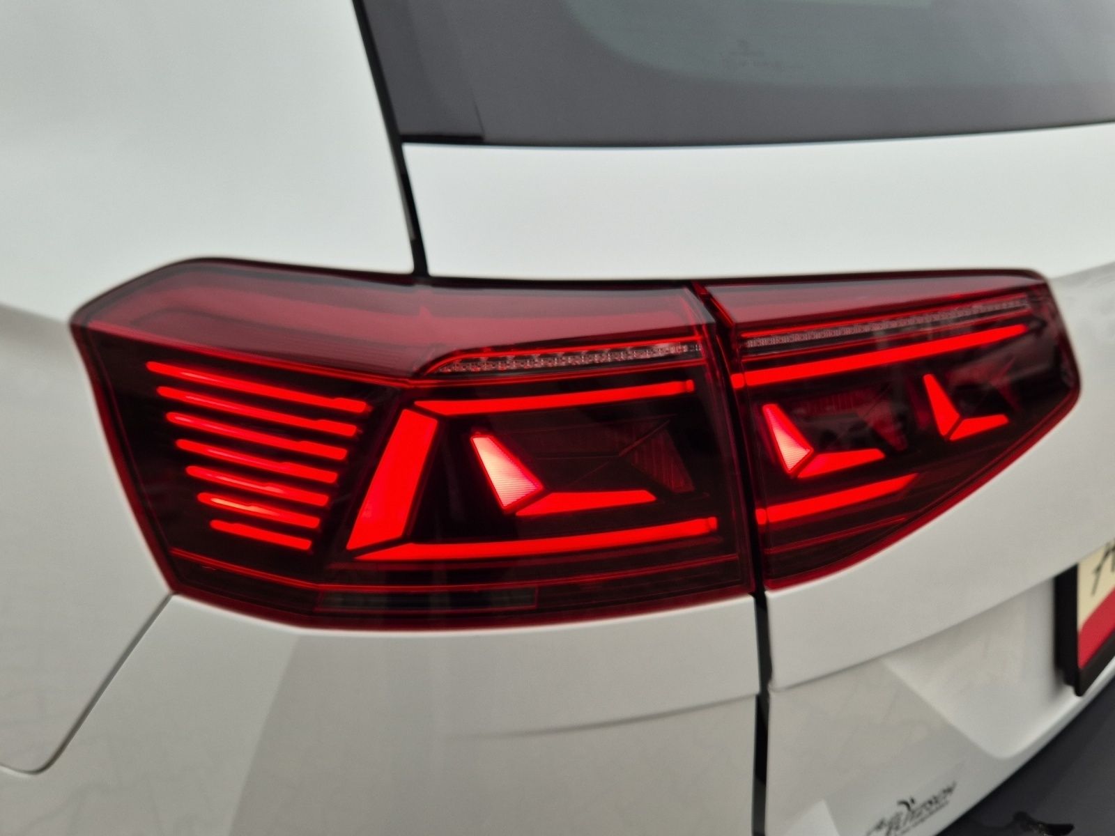 Fahrzeugabbildung Volkswagen Passat Variant TDI Elegance DSG Matrix Navi AID