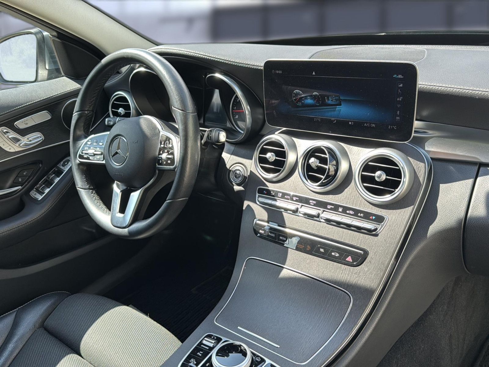 Fahrzeugabbildung Mercedes-Benz C 300 e T-Modell / unfallfrei/ AMG Line