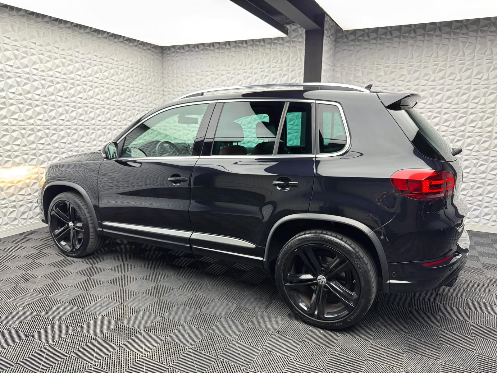 Fahrzeugabbildung Volkswagen TIGUAN 2.0 TDI R-LINE/4MOTION/STHZ/AHK/PANO/DYNA