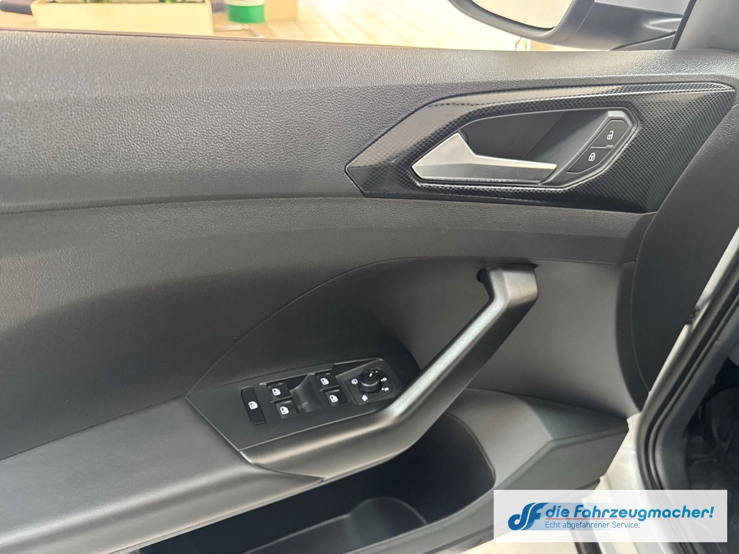 Fahrzeugabbildung Volkswagen T-Cross 1.0 TSI 85 kW Life Digitales Cockpit LED