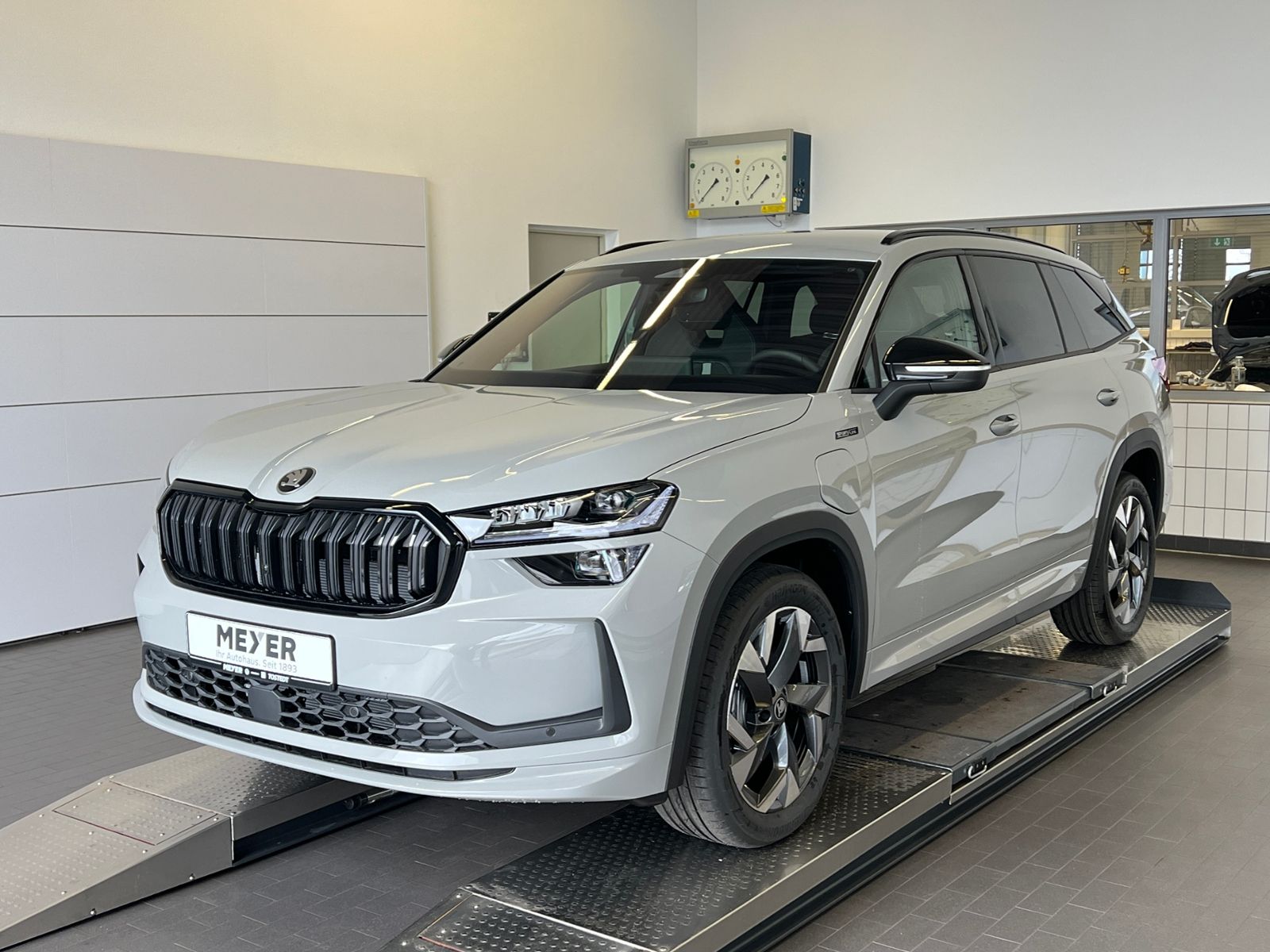 Fahrzeugabbildung SKODA Kodiaq Sportline 1.5 TSI IV DSG *AHK, Navi, ACC*