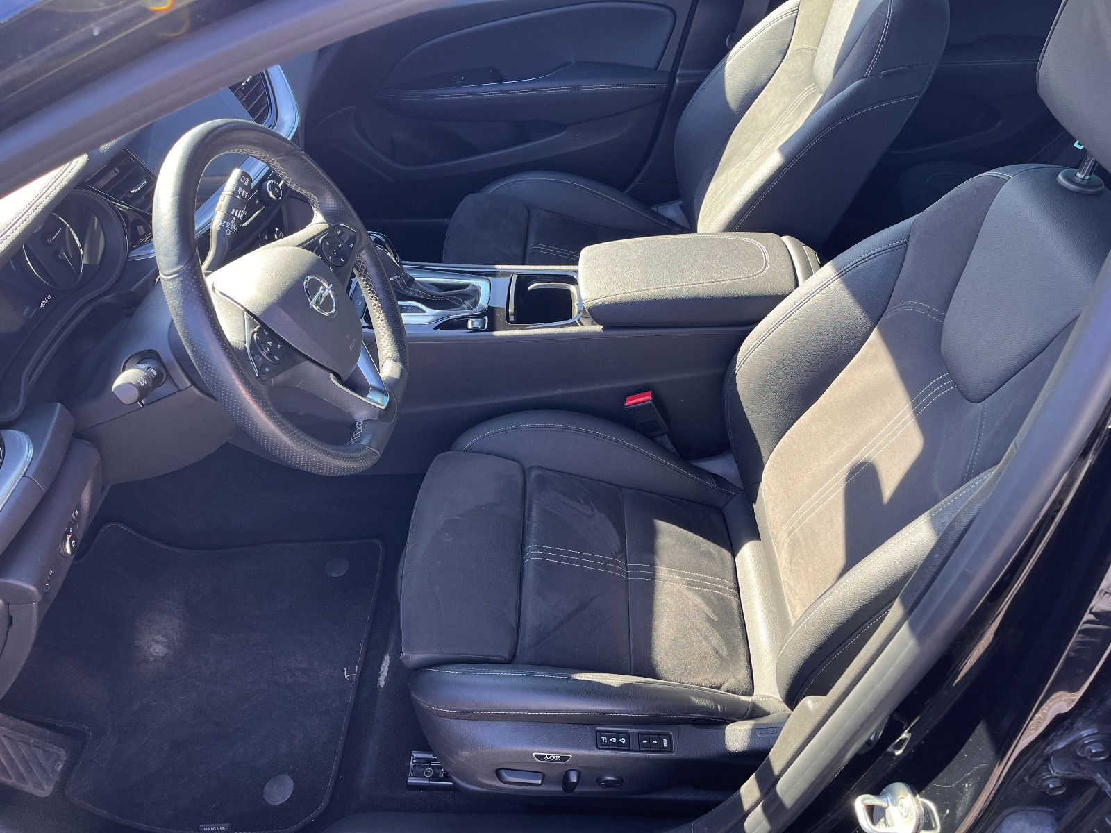 Fahrzeugabbildung Opel Insignia B Sports Tourer Elegance 2.0 Turbo Aut.