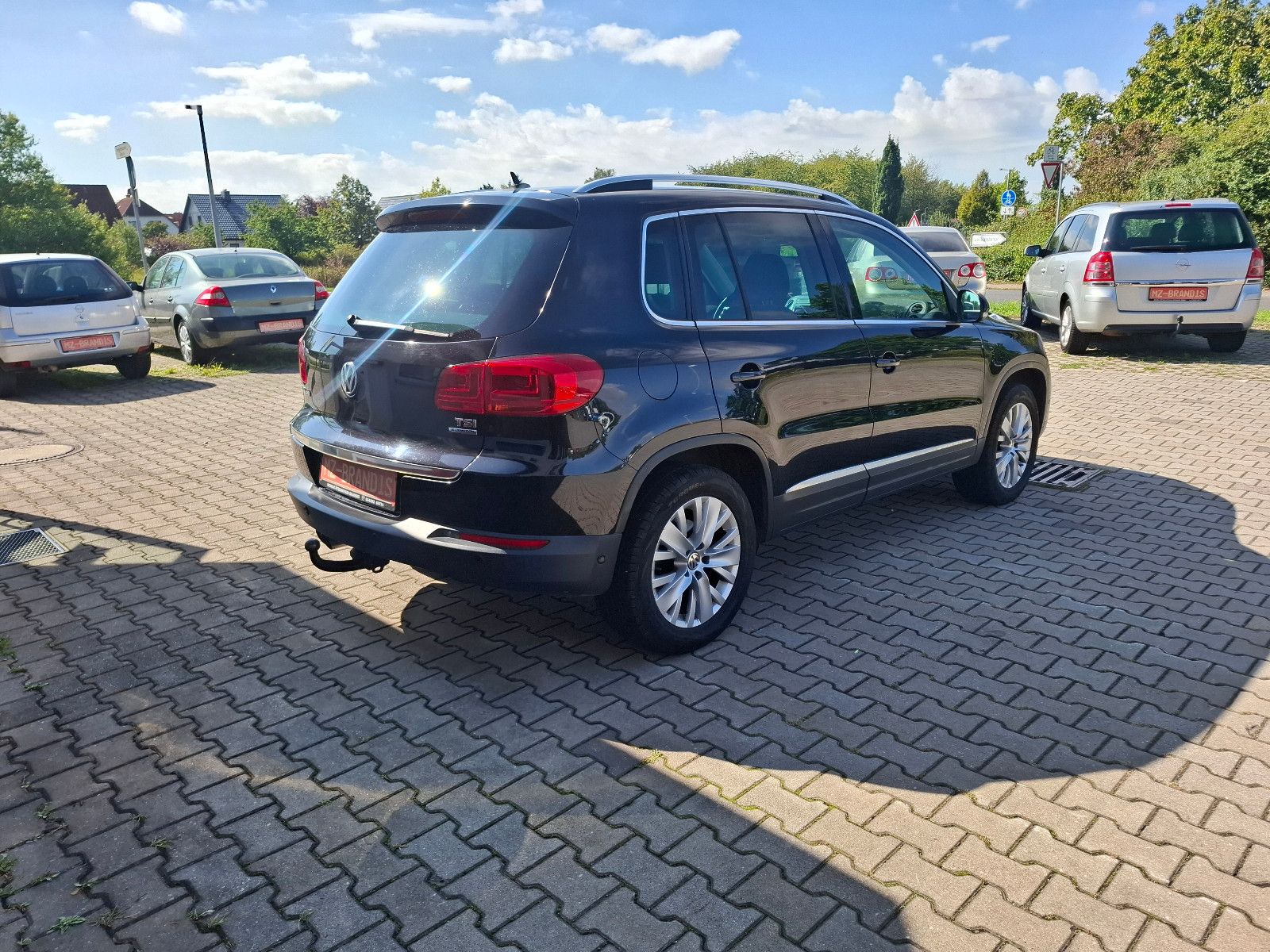 Volkswagen Tiguan - 1