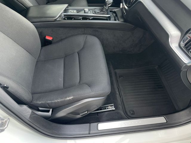 Volvo V60 Kombi Momentum Core*Buisness*CarPlay*1.Hand*