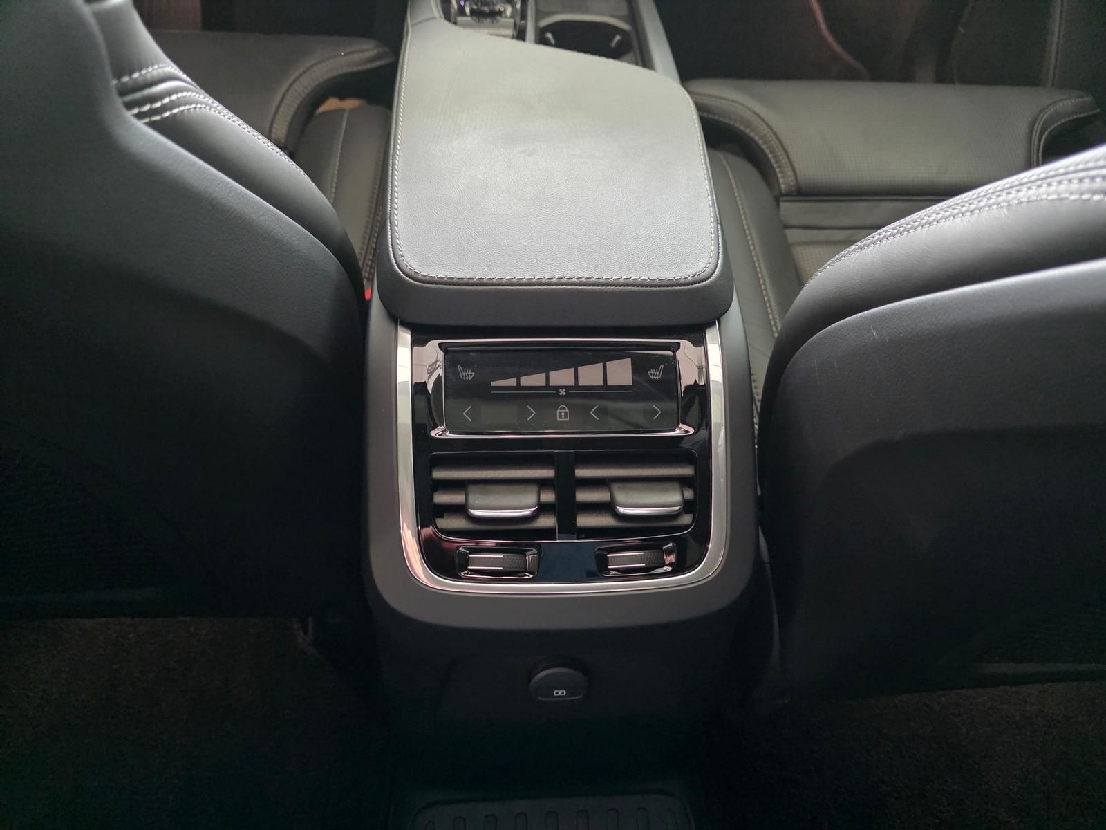 Volvo XC90 Ultra Dark Recharge Plug-In Hybrid AWD foto 17