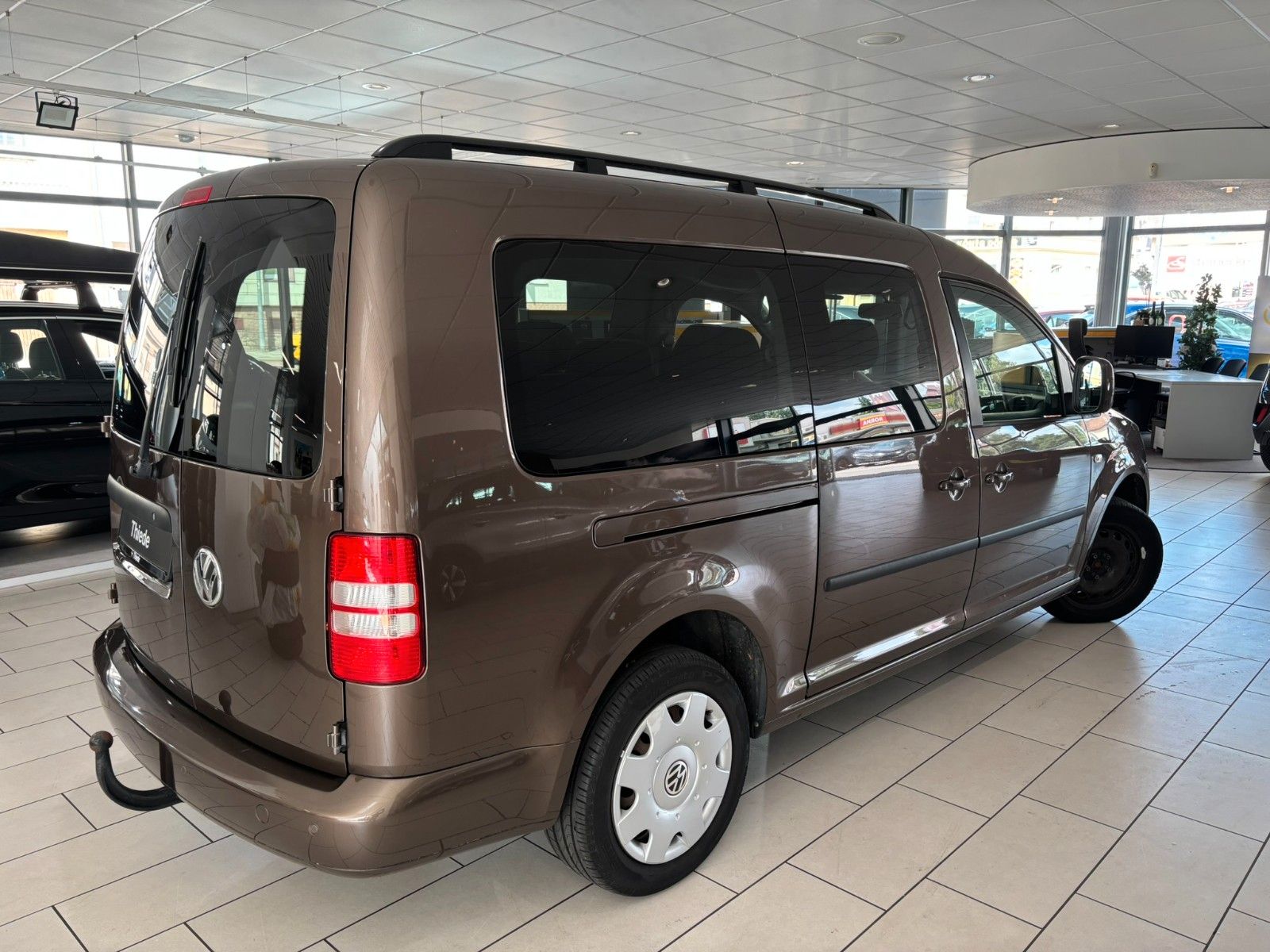 Fahrzeugabbildung Volkswagen Caddy 1.6D Kombi Maxi Trendline AHK/7-SITZER/PDC