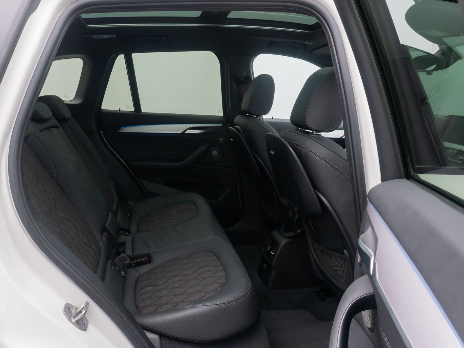 Fahrzeugabbildung BMW X1 xD25e xLine Panorama Kamera HUD DAB H/K 19"
