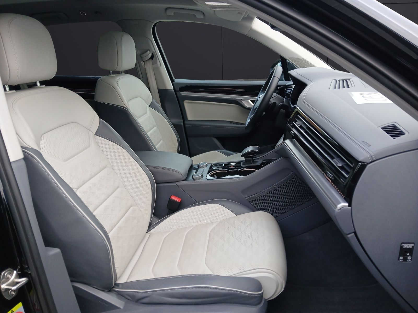 Fahrzeugabbildung Volkswagen Touareg eHybrid Elegance Matrix AHK Pano HUD AID