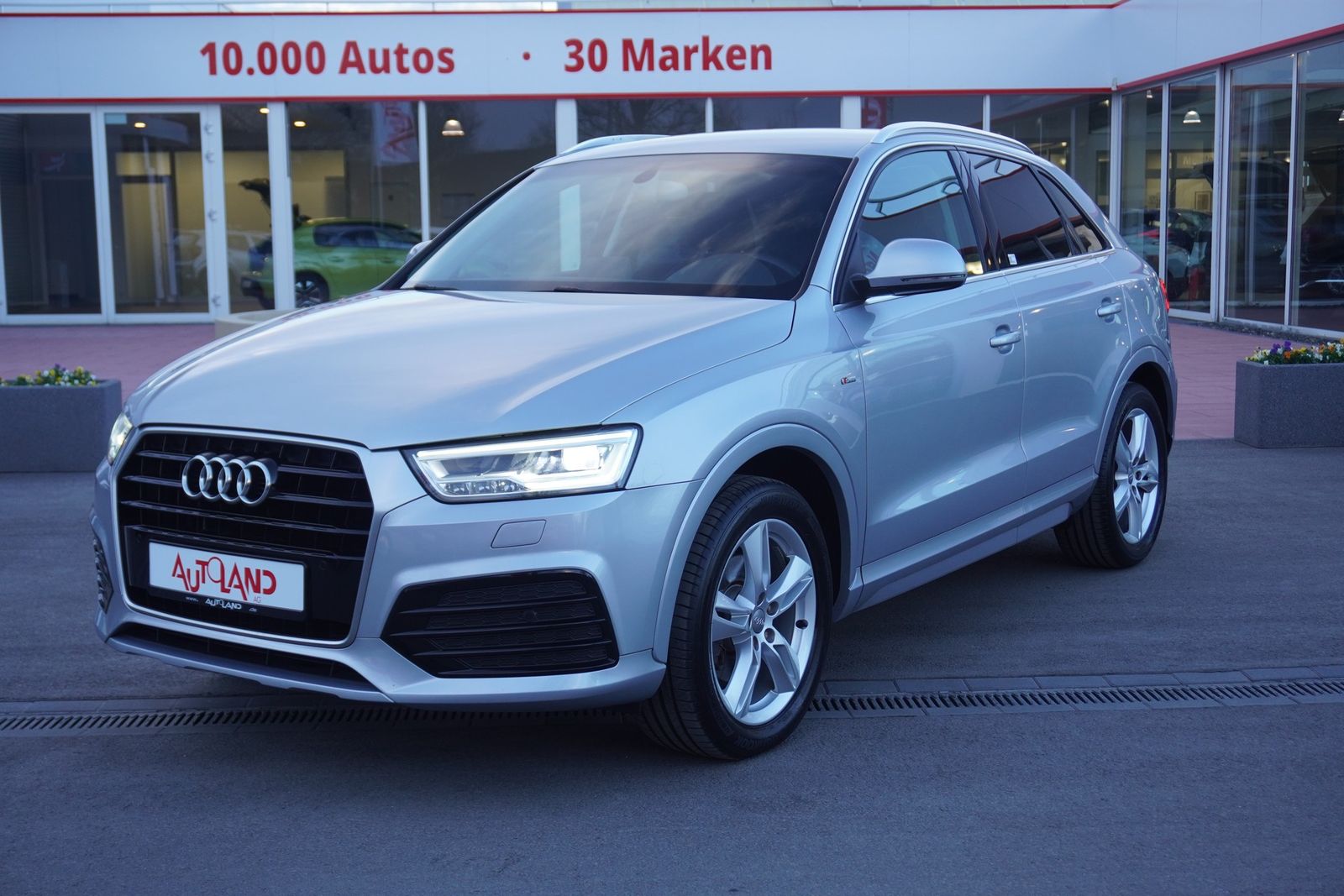 AUDI Q3 1.4 TFSI design S-Line Totwinkel Navi LED AHK
