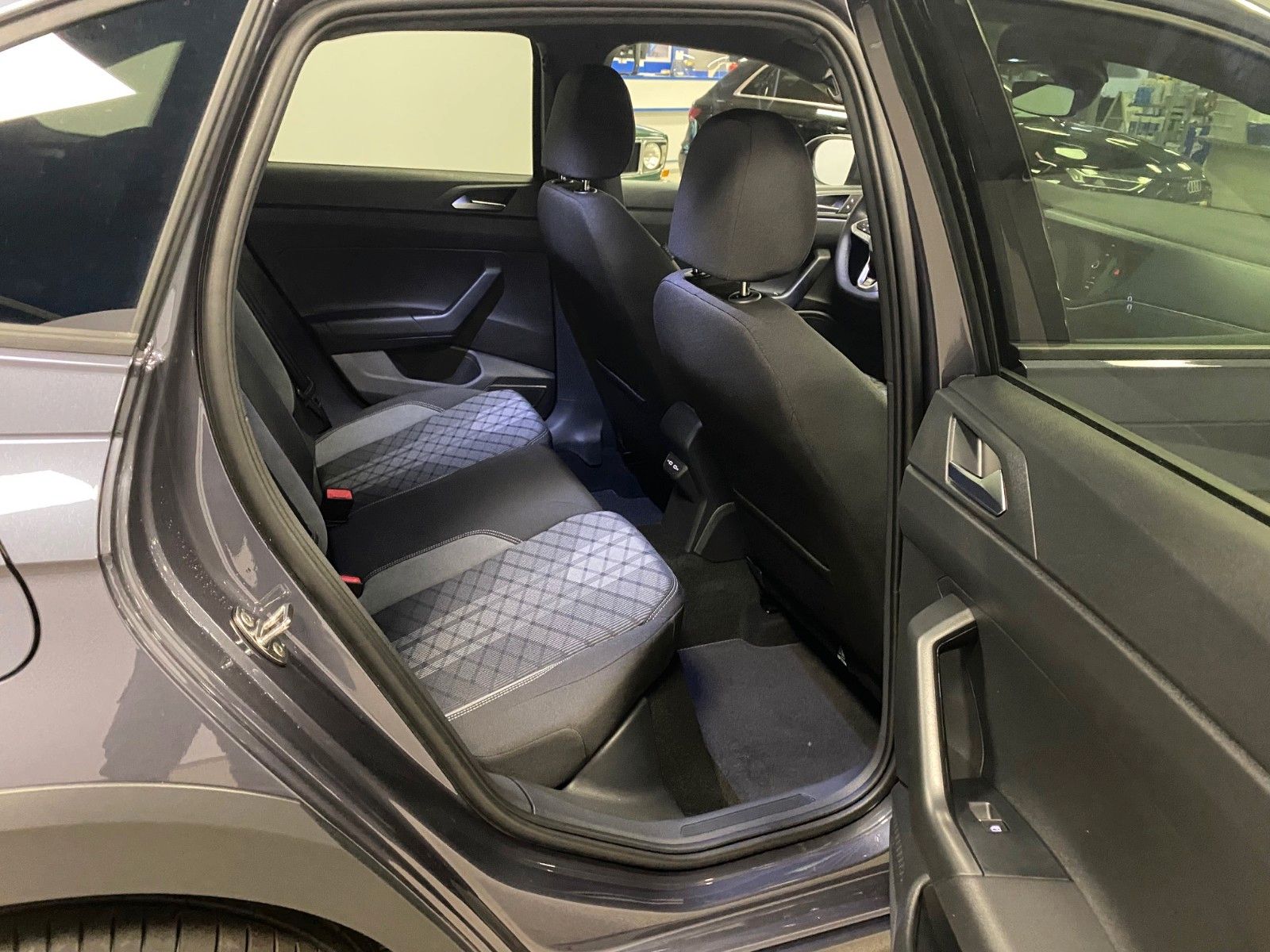 Fahrzeugabbildung Volkswagen Taigo 1.5 TSI OPF DSG R-Line+ MATRIX LED+ACC+18"