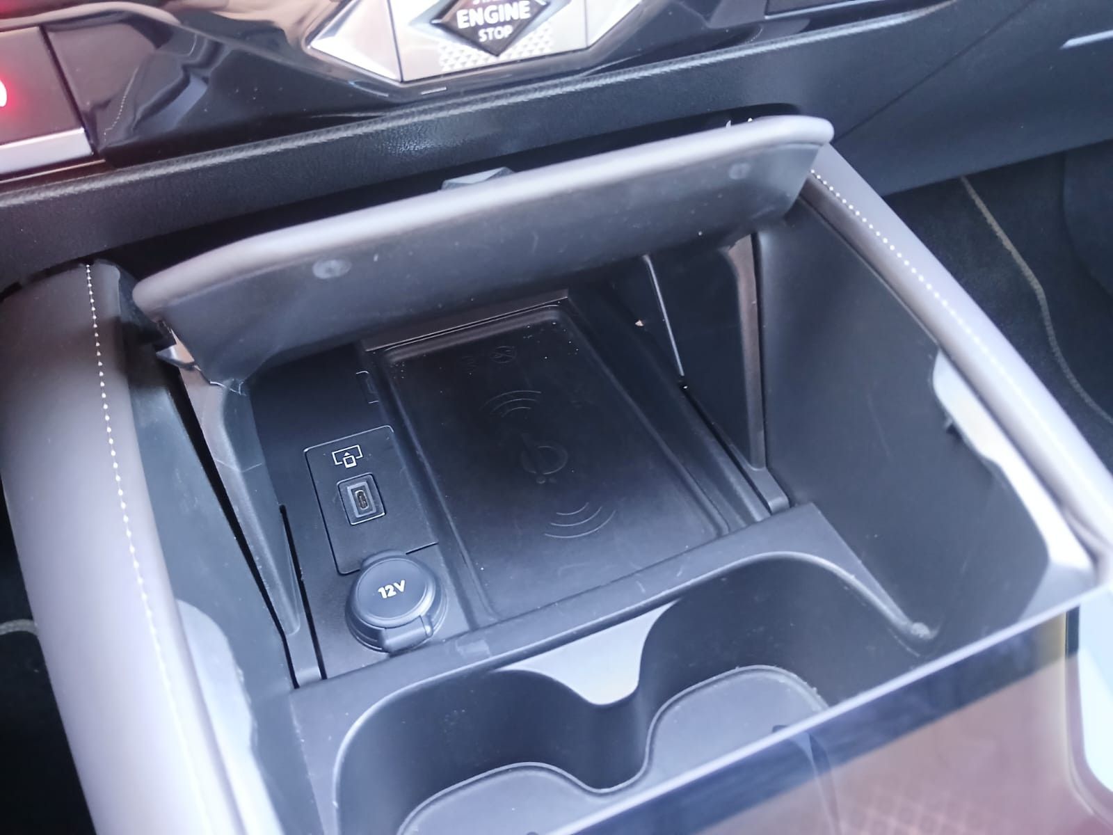 Fahrzeugabbildung DS Automobiles DS4 Benzin Automatik 130 ETOILE *LEDER*MatrixLED