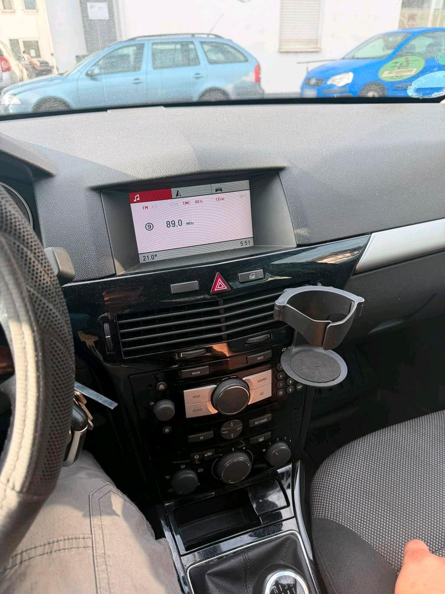 Opel Astra 2010 — interior