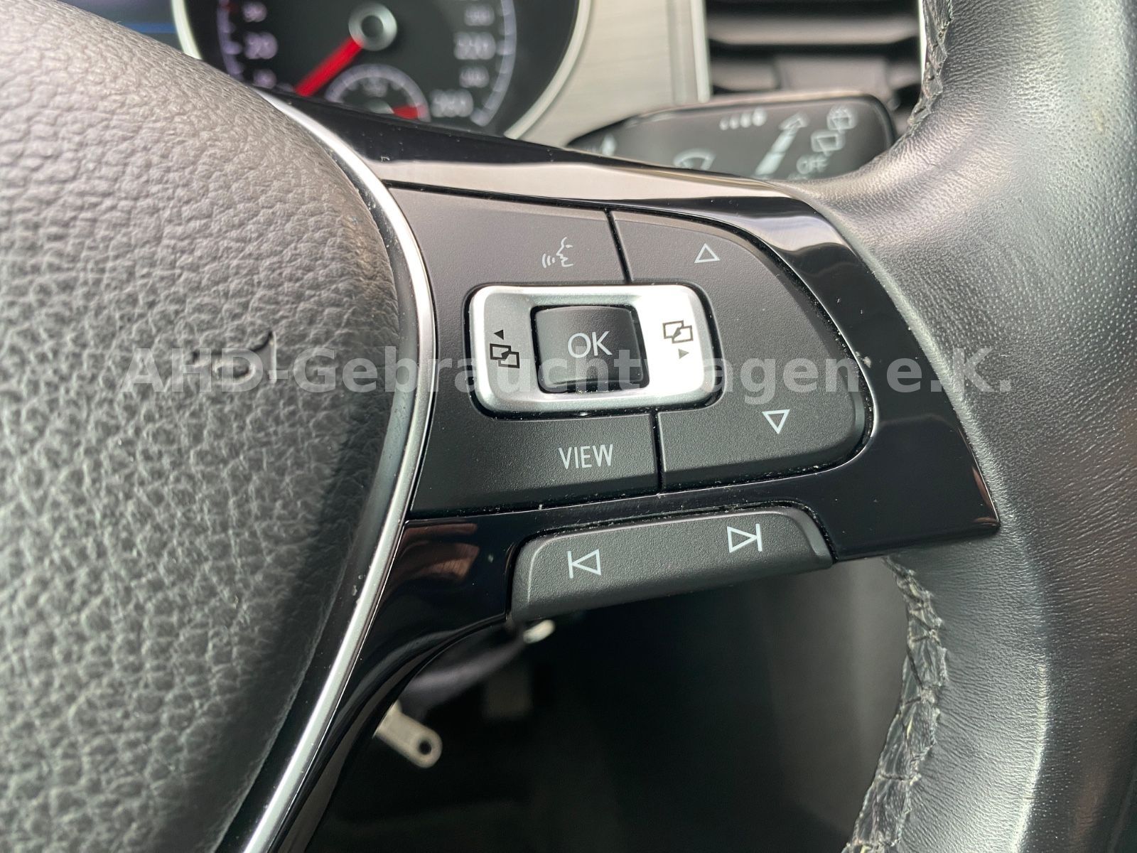 Fahrzeugabbildung Volkswagen Golf Sportsvan VII 1.5 TSI LED Navi PDC Kamera