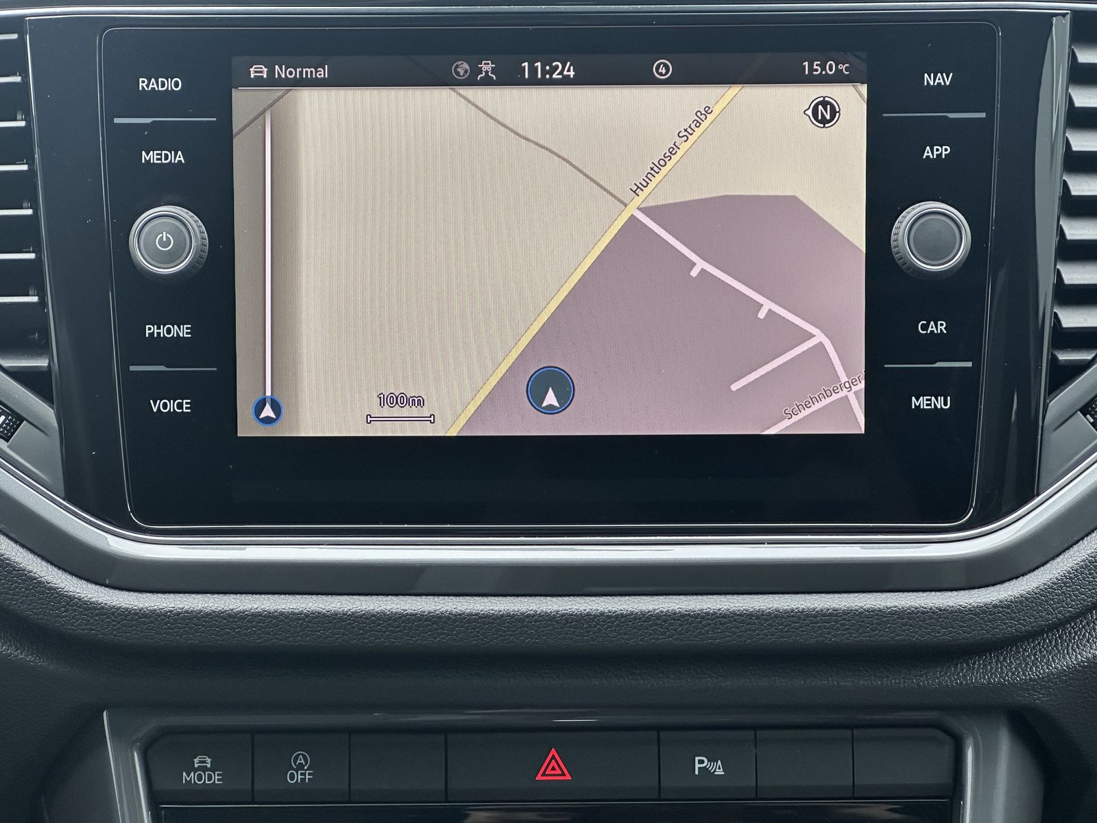 Fahrzeugabbildung Volkswagen T-Roc 1.5 TSI DSG R-Line NAV+LED+ACC+KAMERA+PANO