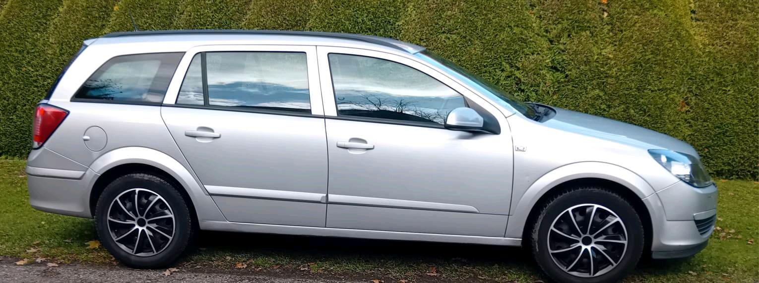 Opel Astra 2005 — rear view