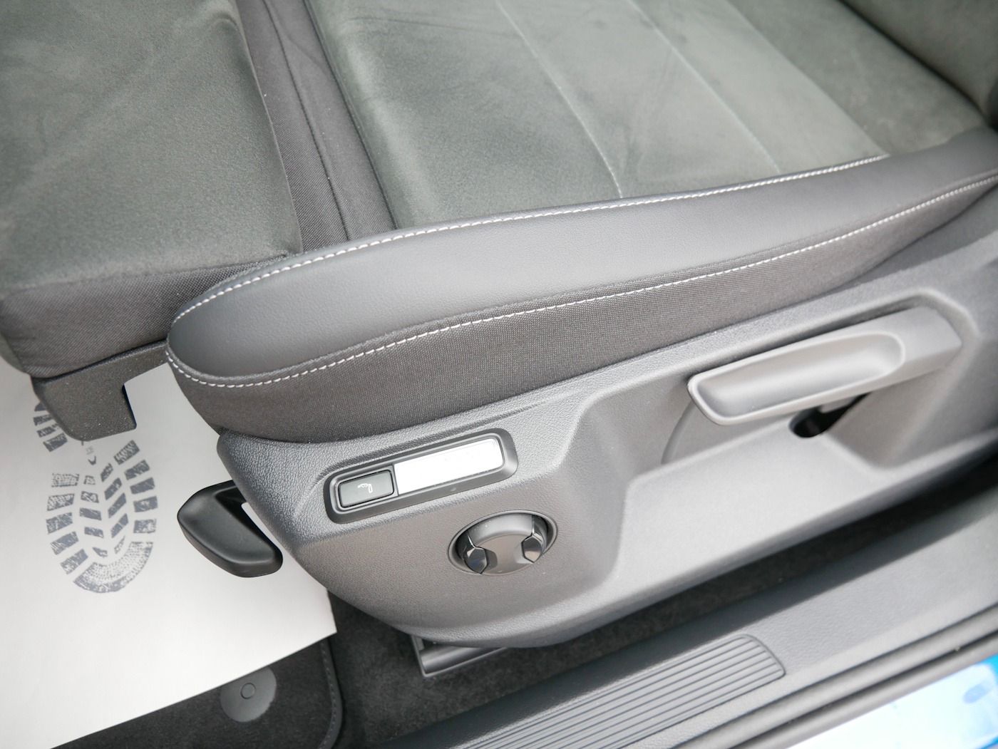 Fahrzeugabbildung Volkswagen T-Roc 1.5 Style NEU43T Standhz MATRIX ACC Kamera