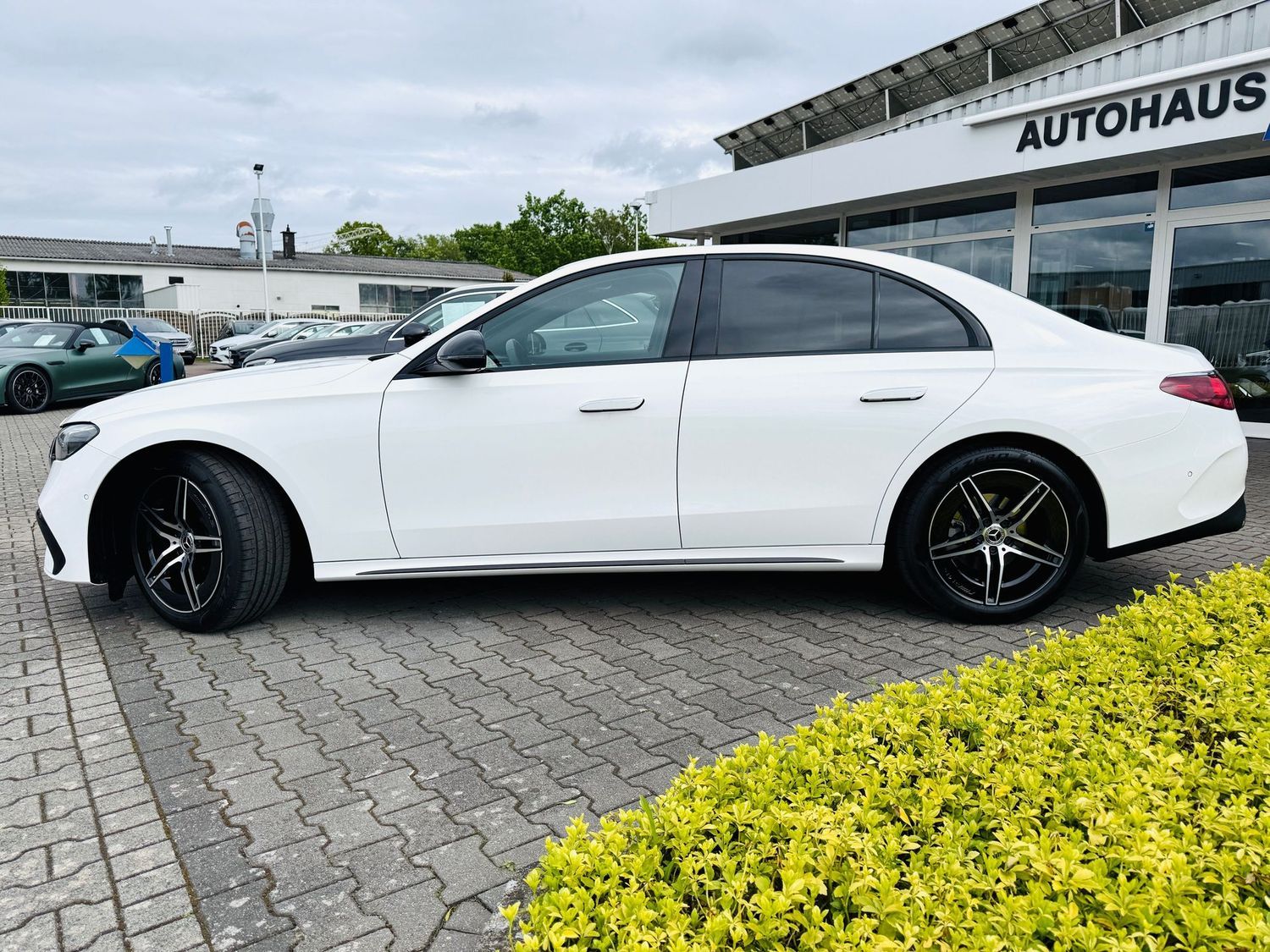 Fahrzeugabbildung Mercedes-Benz E 220 d AMG & NIGHT Paket, Distronic, Totw, LED,