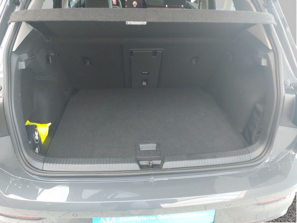Fahrzeugabbildung Volkswagen Golf 1.5 TSI Life LED Rear View