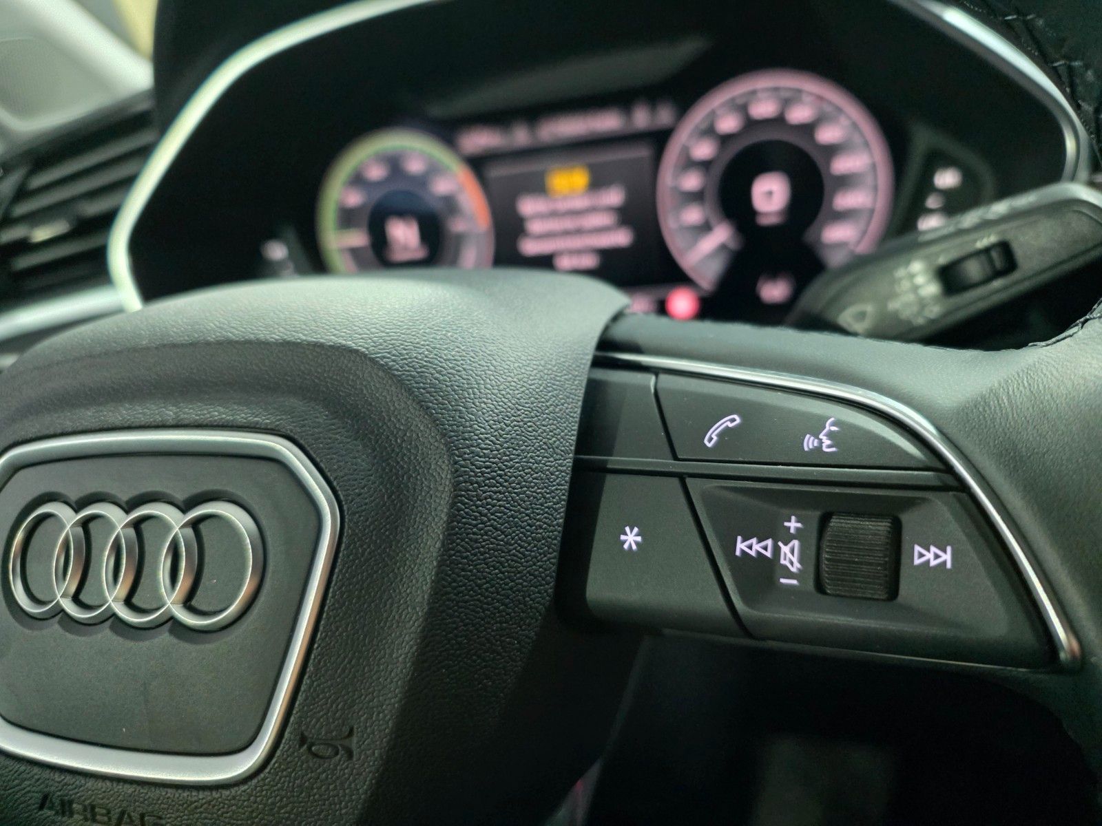 Audi Q3 45 TFSI e S line foto 25