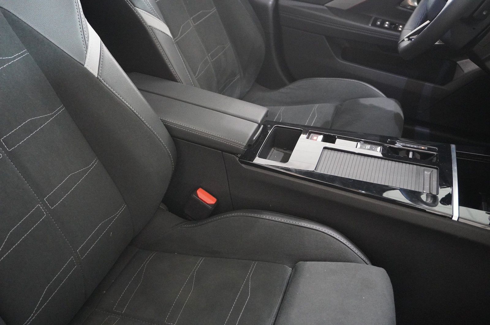 Fahrzeugabbildung Opel Astra L Lim. 1.2T GS LINE NAVI/LED/360°/PANO/DAB